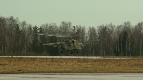 Wojskowy śmigłowiec ląduje na pasie startowym — Wideo stockowe