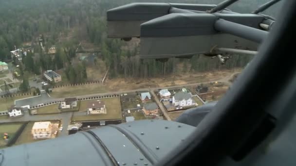 Вид с вертолета на осенний лес — стоковое видео
