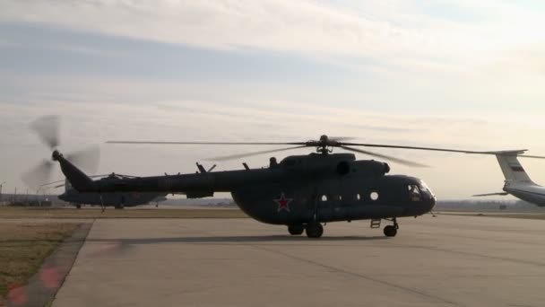 Военный вертолет готовится к взлету — стоковое видео