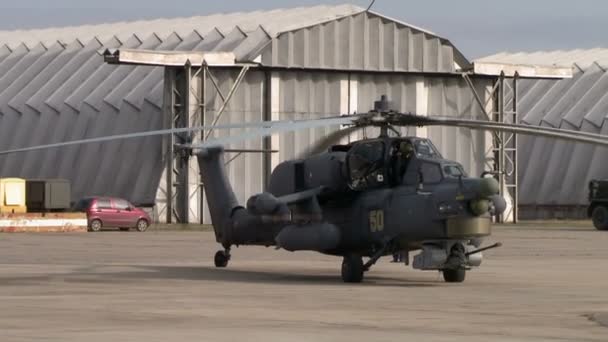 Helikopter militer di latar belakang hangar — Stok Video