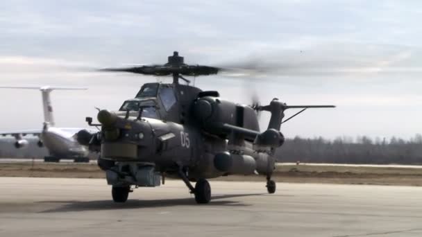 Вид военных вертолетов движется по взлетно-посадочной полосе — стоковое видео