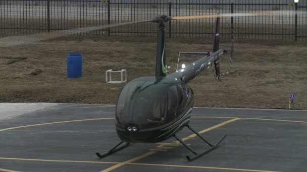 Nézd a modern helikopter forgó légcsavarhoz volt rögzítve — Stock videók