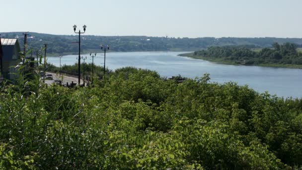 Utsikt över floden och staden — Stockvideo