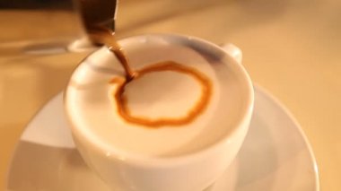 Barista kahve ile süt resim çizer