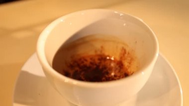 Barmen görünümünü sütlü kahve hazırlar