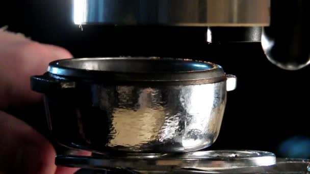 Вид на то, как бариста измельчает кофе с измельчением — стоковое видео