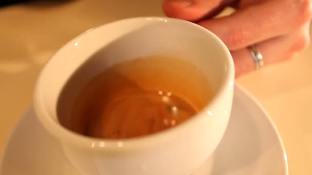 Бармен рисует рисунок на кофе со сливками — стоковое видео