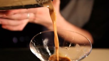Barmen görünümünü kahve kokteyl bardağına dökülen.