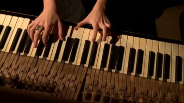 Bakımlı eller piyano olan kadın. Üstten Görünüm