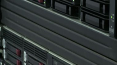 Modern server bilgisayarını birden çok bağlayıcı ile