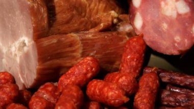 Et, carbonado ve sosis tava