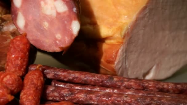 Panela sobre carne, carbonado e salsicha — Vídeo de Stock