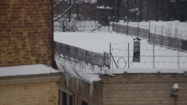 Фрагмент тюрьмы зимой — стоковое видео
