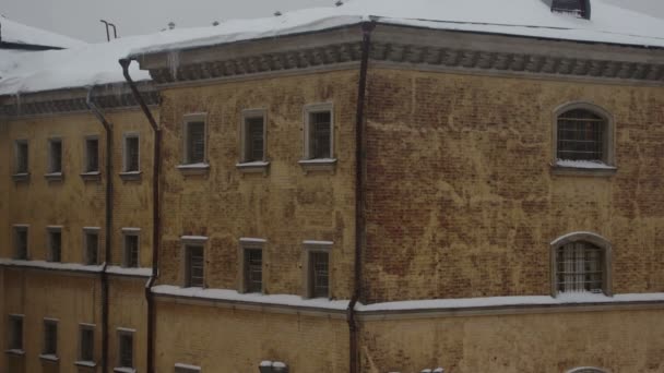 Veduta del vecchio edificio carcerario in inverno — Video Stock