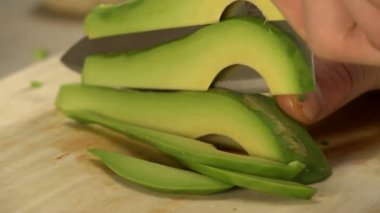 Dilimleme avokado, yakın çekim Şef görünümünü