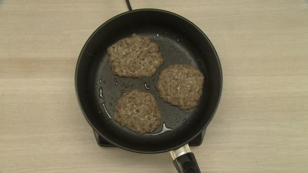 First-person view of chef roasting cutlets — Stock Video