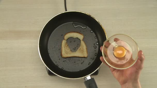 Ovanifrån av kock Matlagning omelett i toast — Stockvideo