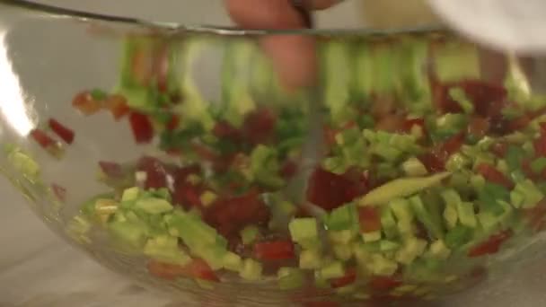 Koken voedsel. Weergave van chef-kok salade mengen — Stockvideo