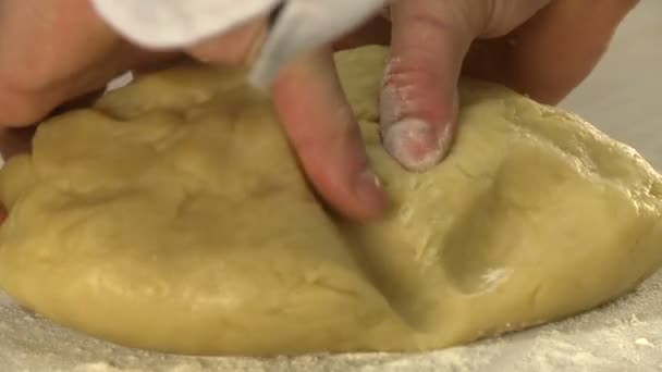 Крупный план шеф-повара месить тесто — стоковое видео