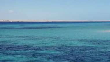 Sakin deniz ufuk görünümünü