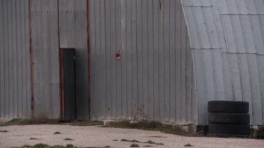 Açık kapı, hangar