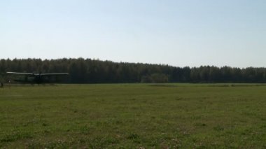 Yaz aylarında pist. Uçak kalkış görünümünü