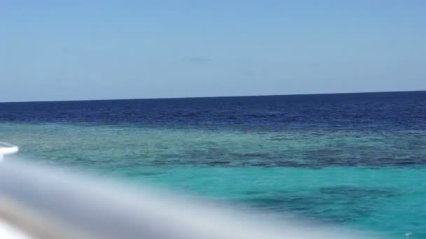 Pohled na klidné blankytným mořem — Stock video