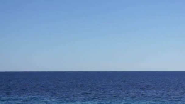 Вид на горизонт в ясном синем море — стоковое видео
