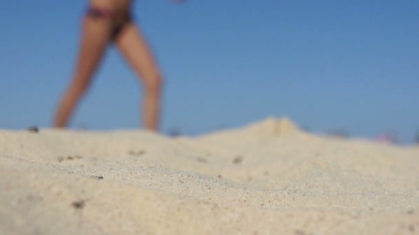 Junge Frau spaziert am Strand — Stockvideo