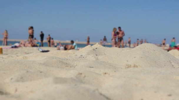 Pessoas na praia de verão — Vídeo de Stock