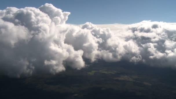 雲と土地に飛行機の窓からの眺め — ストック動画