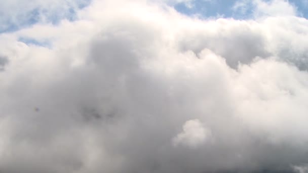 Вид больших серых облаков — стоковое видео