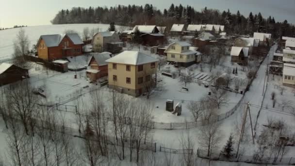 Vista desde el globo de aire caliente de la aldea de la cabaña — Vídeo de stock
