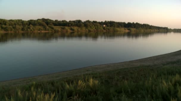 Vista dall'alto della riva del fiume durante il tramonto — Video Stock