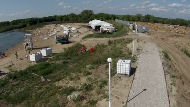 Plaża na jeziorze w upalny, letni dzień. Widok z góry — Wideo stockowe