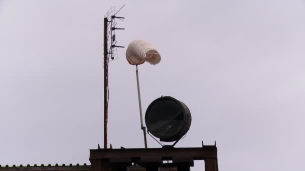 Oude Windzak en antennes — Stockvideo