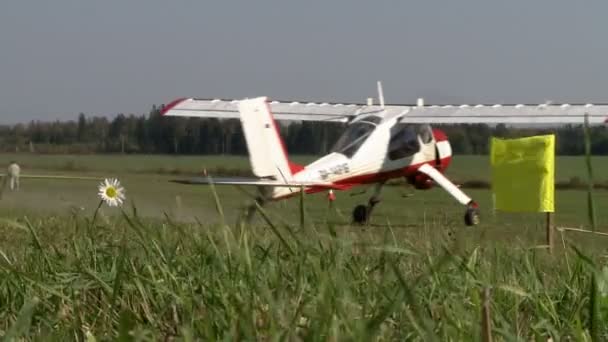 Flugplatz im Sommer. Einmotoriges Flugzeug auf Landebahn — Stockvideo