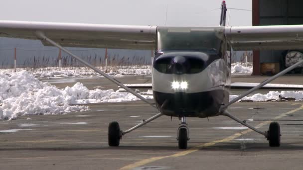 Flugzeug bewegt sich auf Landebahn. — Stockvideo