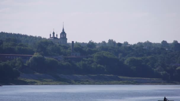 Río de verano cerca de la pequeña ciudad rusa — Vídeos de Stock