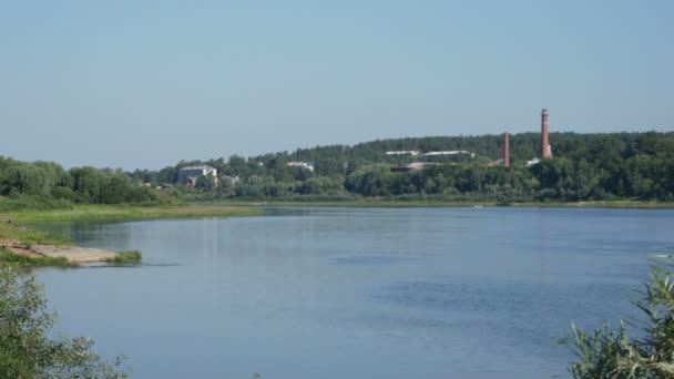 Petite ville russe au bord de la rivière vue panoramique — Video