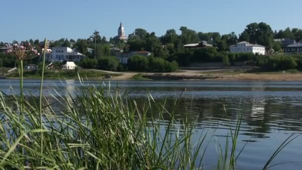 Vista sobre a pequena cidade russa de outra margem do rio — Vídeo de Stock