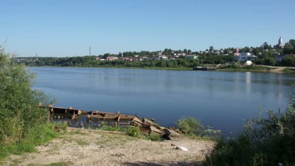 Pequeño suburbio ruso cerca de la orilla del río — Vídeos de Stock