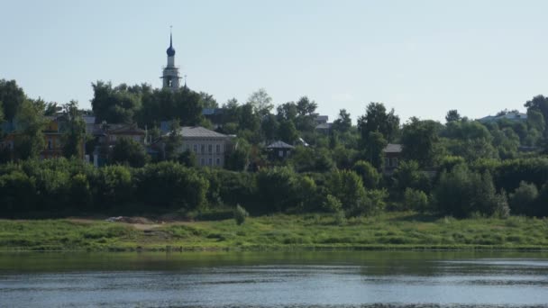 Vue panoramique estivale de la petite ville russe près de la rivière — Video