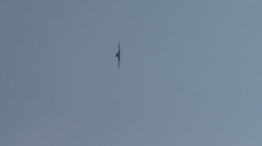 Tek motorlu uçak havada dönüş gerçekleştirir