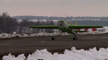 Hareketli bir pistte uçak.