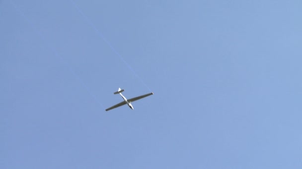 View of glider soar across the sky — Stock Video