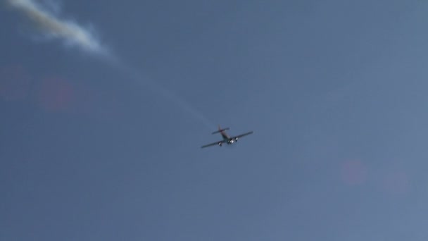 De la voltige. Un avion bimoteur vole dans l'air — Video