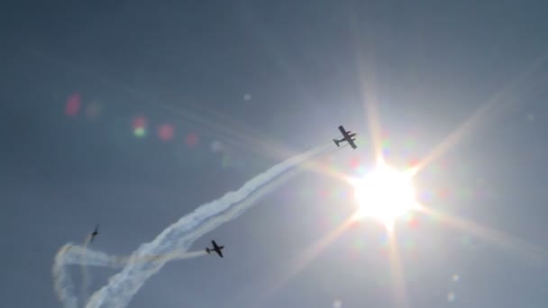 Acrobacia. Aeronaves realizando maniobras en el aire — Vídeos de Stock