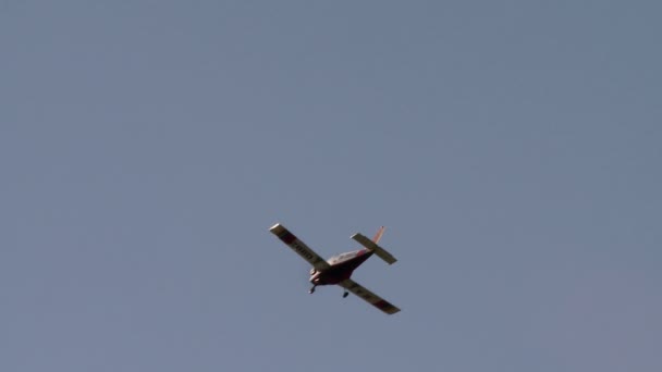Vista del avión volando y su tablero brilla sobre el sol — Vídeos de Stock