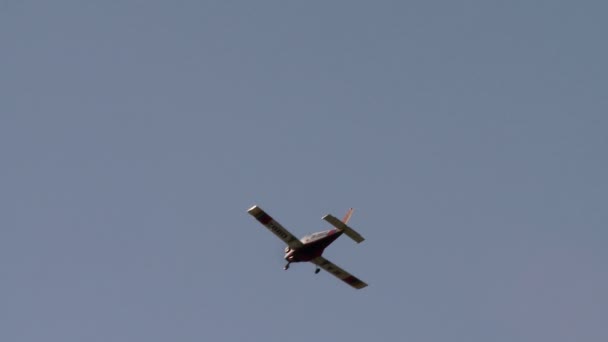 View of plane flying and its board shines on sun — Stock Video